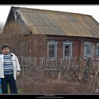 Андрей Чумаков в селе Шумково у дома, где жил дедушка. 5 мая 2011 г. Фото: Владимир Власов.