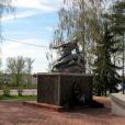 Братская могила и памятник советским воинам