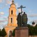 Памятник святым Кириллу и Мефодию на фоне колокольни Ново-Голутвина монастыря. Июнь 2016 г. Фото: Татьяна Ланская.