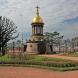 Храм-часовня во имя Святой Троицы, за ним видна Петропавловская крепость. Фото: В. Пирогов.