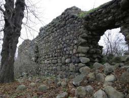 Остатки стены замка Каймен