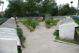 Братская могила в поселке Чистые Пруды
