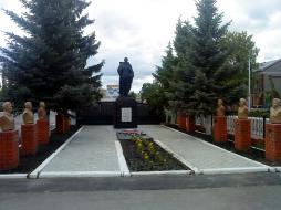Памятник неизвестному солдату в поселке Базарный Карабулак