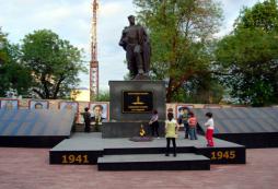 Памятник защитникам города Малгобек и Вечный огонь