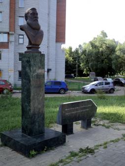 Памятник И. Я. Яковлеву. 14 июля 2013 г.
