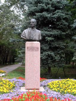 Памятник Фредерику Жолио-Кюри в Обнинске