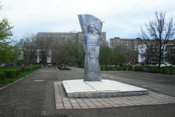 Сквер памяти Салмышского боя. Памятник «Солдат революции».