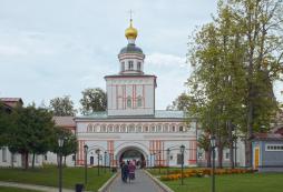 Церковь Михаила Архангела и Святые ворота. Август 2013 г. Фото: Анатолий Максимов.