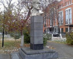 Памятник П. А. Кобозеву в Оренбурге.