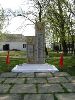 Памятник воинам-односельчанам, погибшим в годы Великой Отечественной войны. Фотография 2009 г.