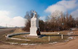 Памятник советским воинам (развилка дорог Неберджаевская – Нижнебаканская). Фото 2017 г.