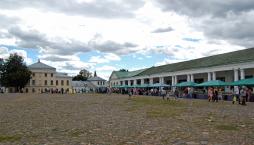 Торговые ряды на Торговой площади Суздаля. Август 2015 г. Фото: А. Востриков.