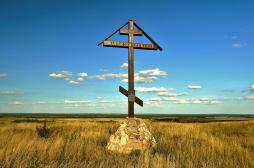 Памятный крест на месте, где находился Успенский Лысогорский монастырь. Фото: Владимир Яковлев.