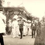 Прибытие императора Николай II и императрицы Александры Федоровны с дочерьми на вокзал Бородино для участия в торжествах. 25 августа 1912 г.