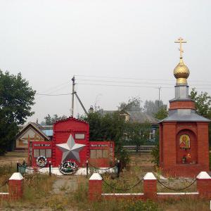 Часовня Филиппа митрополита и памятник погибшим в войну в деревне Язвищи. Август 2010 года. Фото: М. Российский