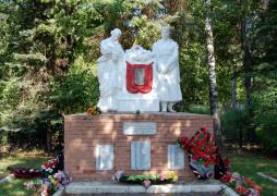 Памятник на братской могиле в городе Жукове, август 2012 г. Фото: А. Востриков.