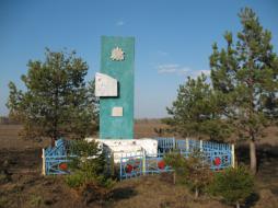 Братская могила и памятник воинам 81 Калиинковичской стрелковой дивизии.